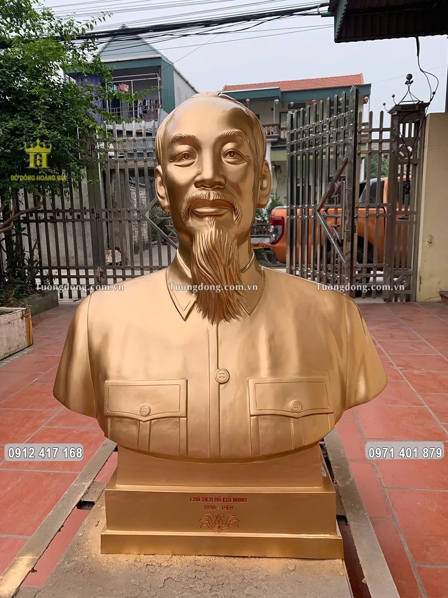 Toàn bộ bề mặt tượng được làm màu uy nghiêm